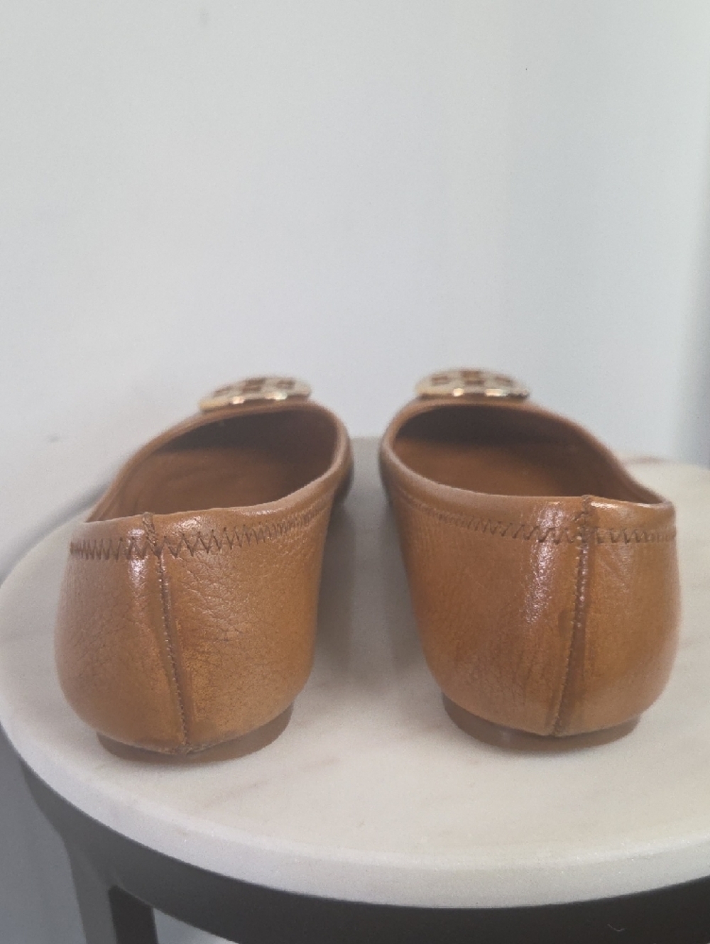 Tory Burch Tan Leather Round-Toe Flats with Gold Logo Size 7.5 - Picture 4 of 13